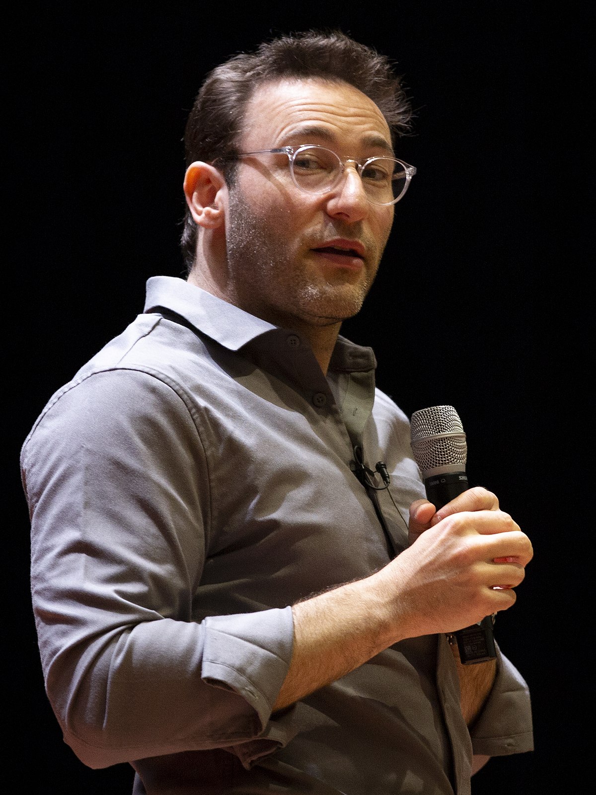 Simon_Sinek_speaks_to_I_MIG_Marines_(2)_(cropped)