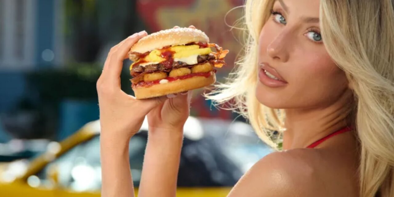 Carl’s Jr. y su regreso a las modelos en bikini: ¿Estrategia audaz o nostalgia desfasada?