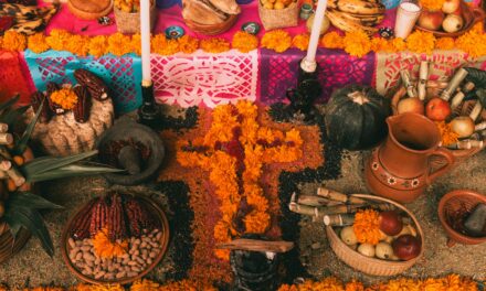 El arte de honrar: Cómo crear una ofrenda del Día de Muertos