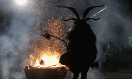 Krampus: La sombra invernal que viajó desde los rituales alpinos para convertirse en el monstruo más temido de la Navidad
