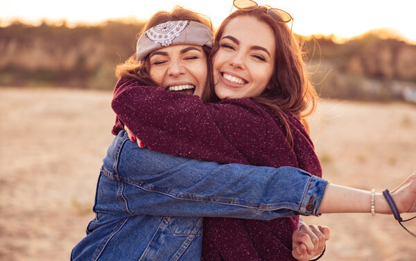 El poder invisible de un abrazo: la química que calma el alma