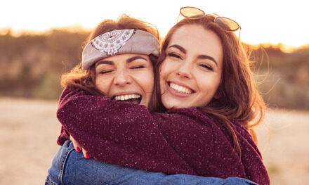 El poder invisible de un abrazo: la química que calma el alma