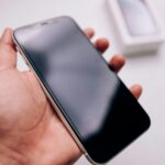 Tu celular tiene 10 veces más bacterias que la tapa de un inodoro: Aquí te decimos cómo limpiarlo (sin romperlo)