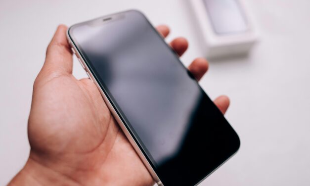 Tu celular tiene 10 veces más bacterias que la tapa de un inodoro: Aquí te decimos cómo limpiarlo (sin romperlo)