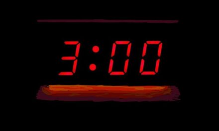 Venganza a la hora de dormir: Por qué te quedas despierto hasta las 3 AM viendo nada